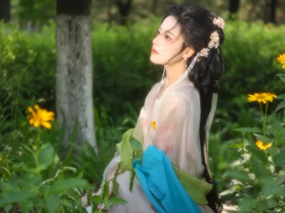 她的眉眼，如夏花的烂漫