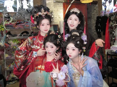 明制红色贵女