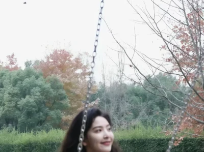 多明媚的女孩