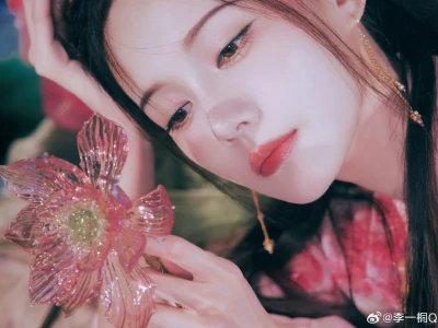 这一袭粉,惊鸿一瞥,抚碎红尘