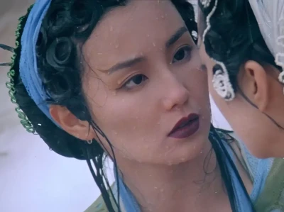 不相上下的美貌,好强的眼神戏……