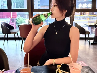 求一套娇媚感穿搭啊,非黑即白穿够了