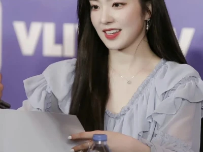 Irene 有成熟女人的妩媚不失少女的娇俏