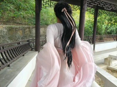 朋友说这个从后背看像粉色斗鱼