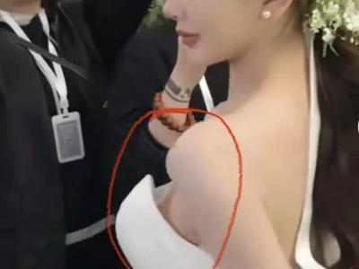 求这种婚纱里边穿什么啊