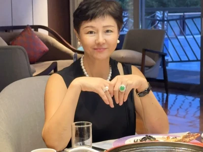有个超级大美人妈妈是什么体验