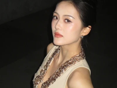 她在发光🌟🌟