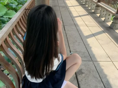 光落在她脸上,明媚到发光~