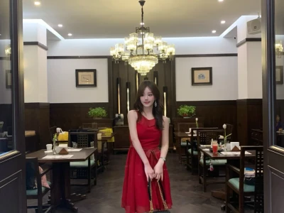 妩媚气息拉满～古早红裙下周现货来啦！