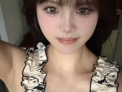 爱臭美一女的
