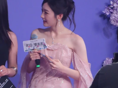 怎么会有这么漂亮的女孩子~
