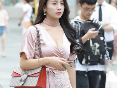 街拍穿搭丨粉色上衣+蕾丝包臀裙的女性魅力