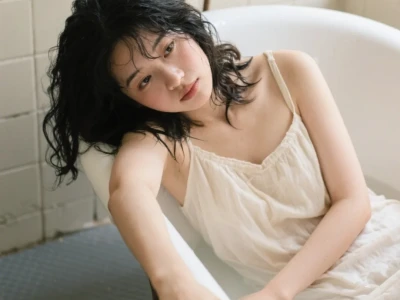 松弛感拉满🍃 旧浴室拍出电影感写真