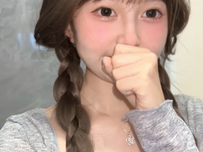 是不是发色和衣服不太搭啊