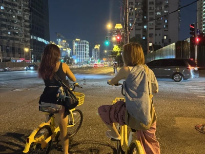 手上的事先放一放，让我们来恭喜这位女士